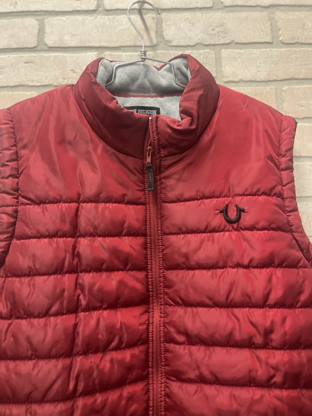 True religion men’s red puffer vest Sz XL full zip estimated with pockets