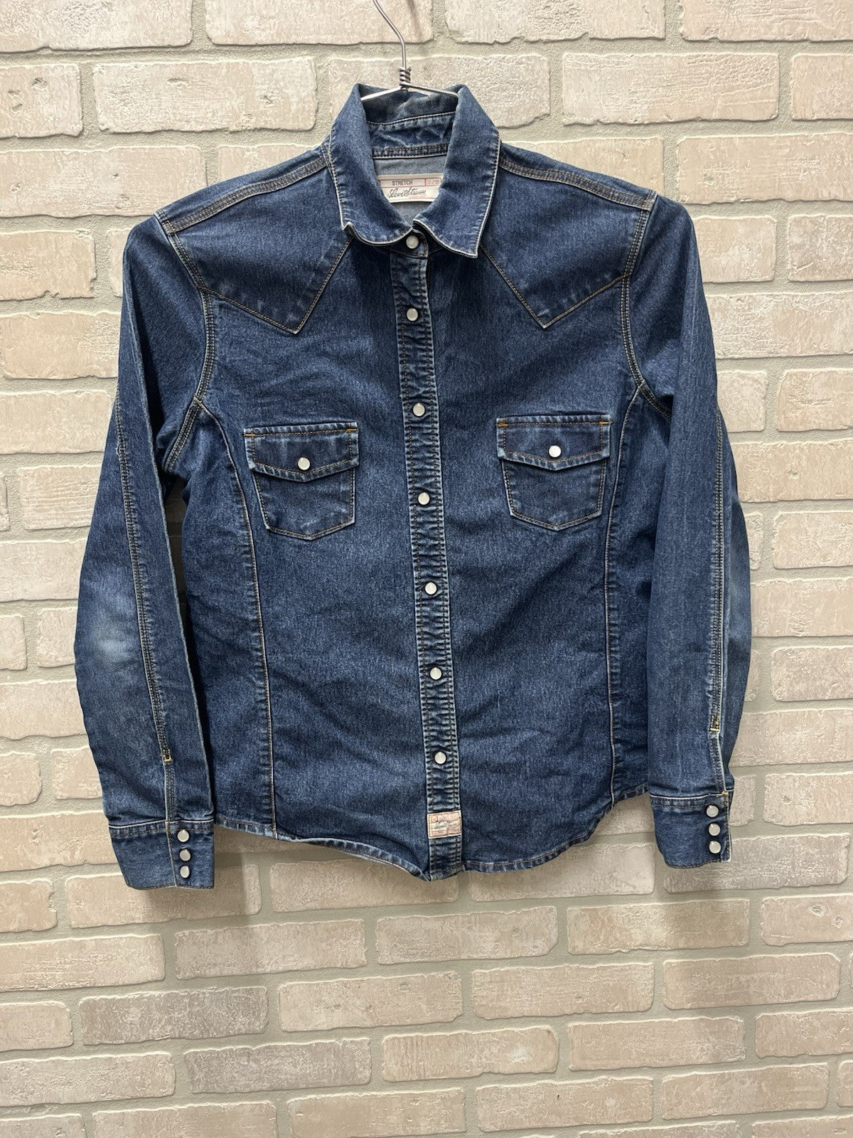 Levi Strauss woman’s pearl snap long sleeve denim shirt Sz M 8/10 stretch