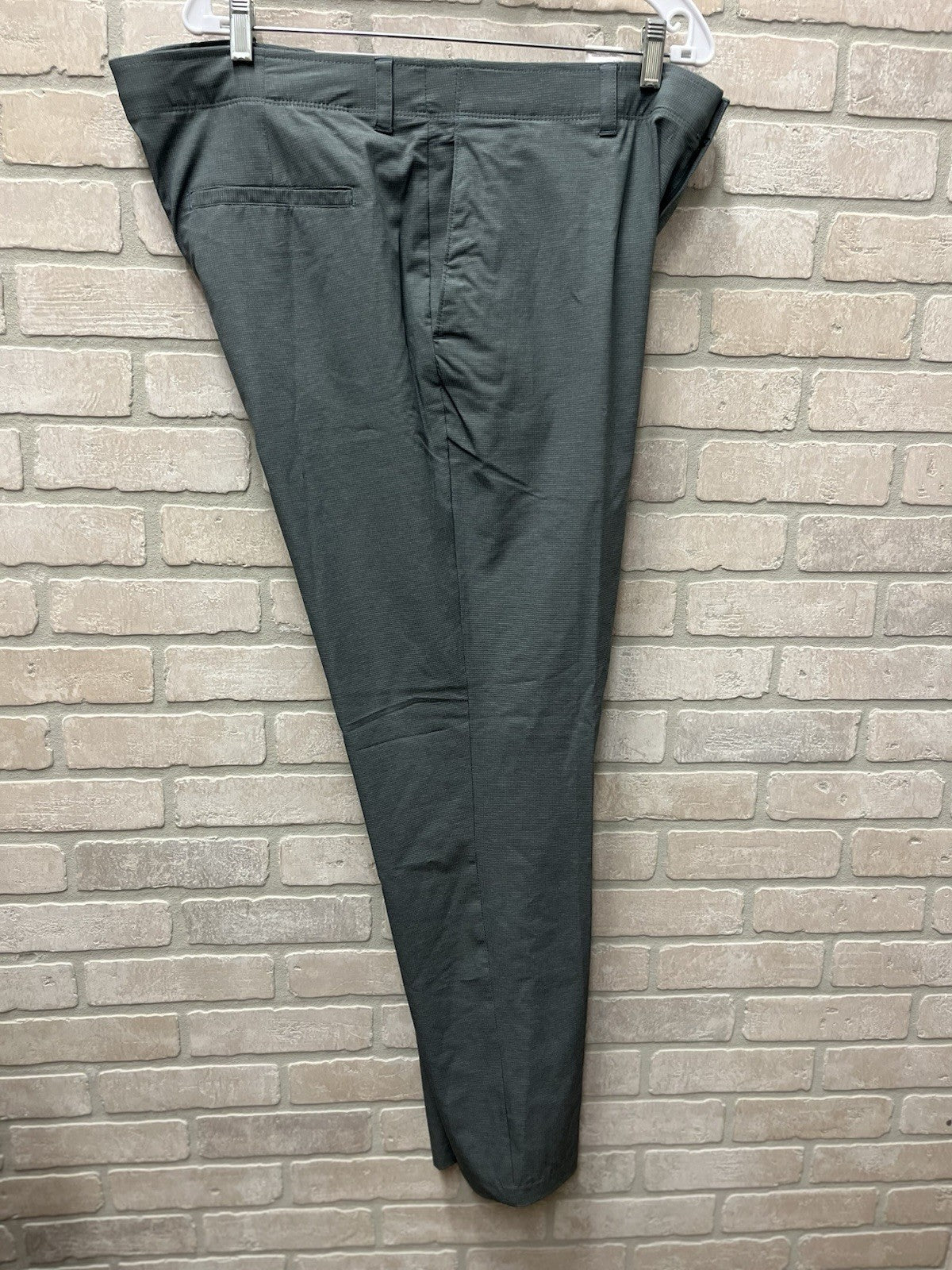 PGA TOUR Golf Pants Mens 38X32 Gray Performance Stretch Gripper Waistband NWT