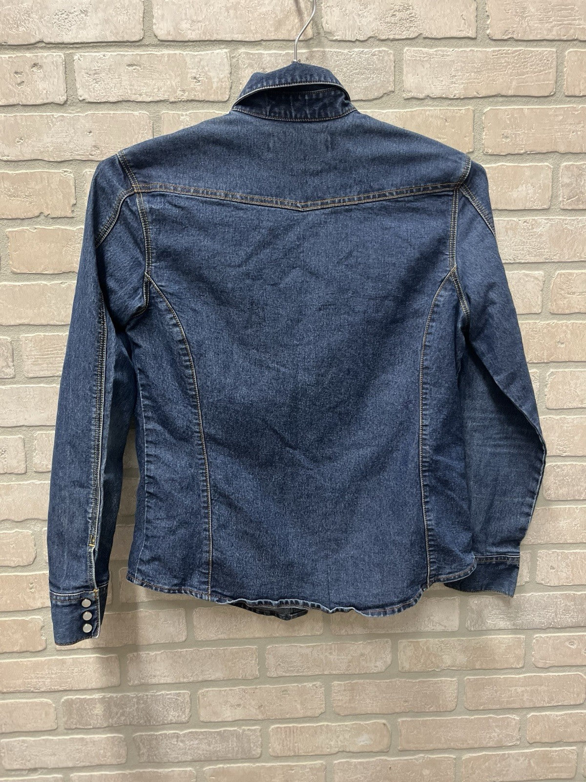 Levi Strauss woman’s pearl snap long sleeve denim shirt Sz M 8/10 stretch